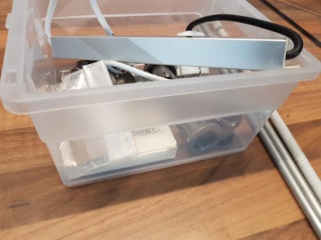 Prensa hornady completa con alimentador de vainas, dies de 40mm (incluido factor die). Tiene luz de led, 30