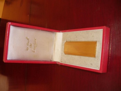 Vendo dos mecheros: un CARTIER Le Must de oro (chapado) con caja original y un DUNHILL de plata con caja 02