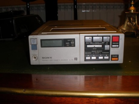 Vendo video semi profesional SONY BETAMAX: cámara, cargador de baterías, dos baterías, reproductor portátil 00
