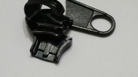Hola . Compre una funda gamo ,  de las rojas ,   primero se partió el tirador ...  el otro día voy a aceitar 02