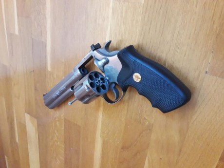 Vendo revolver Colt King Cobra inox. Calibre 357/38.
Cañon seis pulgadas. Cachas de neopreno originales.
Su 00