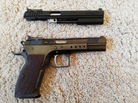 Vendo tanfoglio limited de 9 mm con un carro del 22 L.R., 2 cargadores de 9mm y uno del 22.
Usada en precisión 01