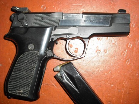 Vendo pistola Walther P 88, 9 PB, el precio son 300€ mas portes si los hubiera.
Si queréis contactar más 02