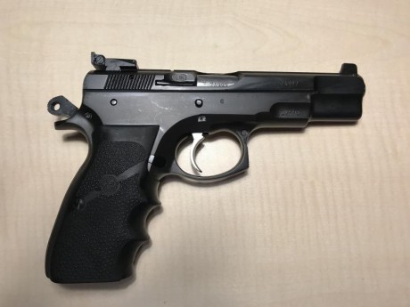 Se vende pistola CZ 75B del año 94 de 9 mm Pb con carro Kadett del calibre 22 lr y cañón extra de 6 pulgadas 00