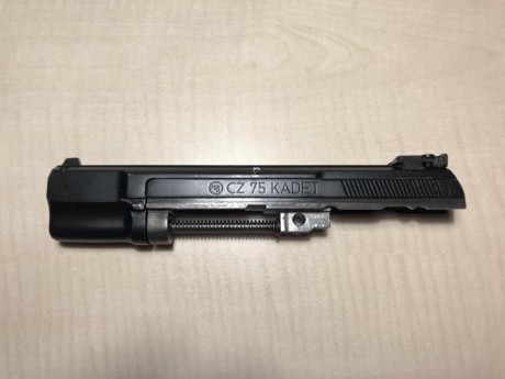 Se vende pistola CZ 75B del año 94 de 9 mm Pb con carro Kadett del calibre 22 lr y cañón extra de 6 pulgadas 12