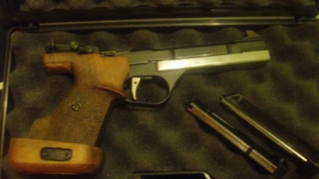 Se vende o cambia  pistola feinwerkbau calibre 22 con dos cargadores , aceptaría como parte de pago pistola 01