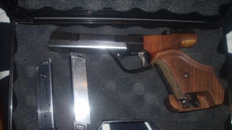 Se vende o cambia  pistola feinwerkbau calibre 22 con dos cargadores , aceptaría como parte de pago pistola 00