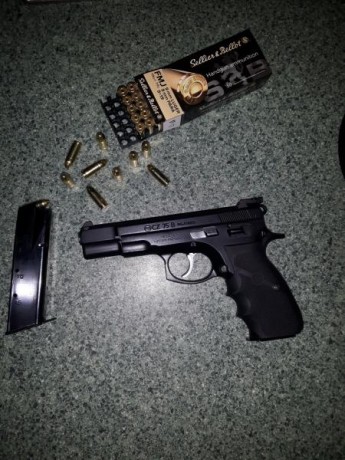 Hola amigos! ya que se muestran tantas armas buenas creo que a los propietarios de una cz 75 se nos tendría 30