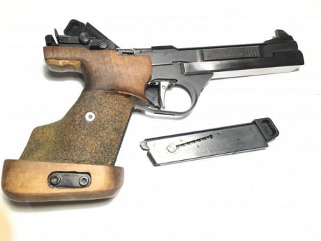 Se vende o cambia  pistola feinwerkbau calibre 22 con dos cargadores , aceptaría como parte de pago pistola 41