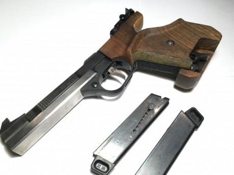 Se vende o cambia  pistola feinwerkbau calibre 22 con dos cargadores , aceptaría como parte de pago pistola 40