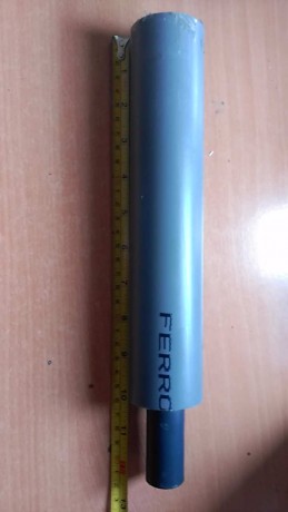Tubo interior de 2'5 cm. de diámetro y 30 cm de largo, con agujeros realizados  con taladro con ligero 10