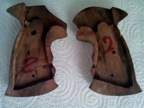 Tengo unas cachas anatomicas originales del revolver Llama Olimpico son de diestro y yo zurdo, por eso 21