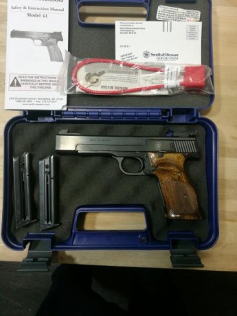 Vendo  pistola calibre 22 de 6 pulgadas marca Smith & Wesson   serie 41 por estrenar, con sus accesorios 00