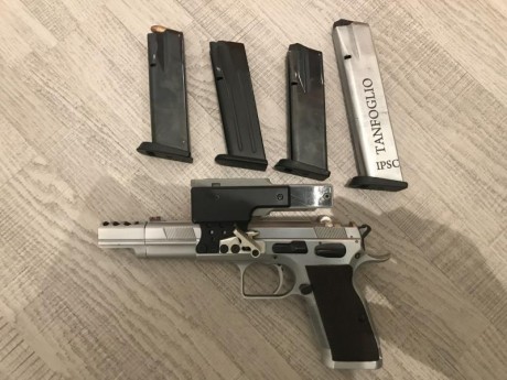 Lo que se ve en las fotos más dos muelles cinturón funda y porta cargadores no tienen ni 100 tiros esta 02