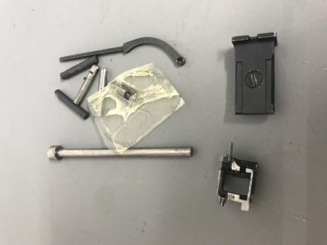 Lo que se ve en las fotos más dos muelles cinturón funda y porta cargadores no tienen ni 100 tiros esta 10