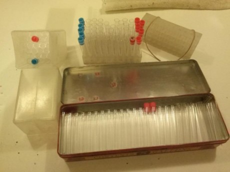 Tengo estos tubos de 16 mm de diametro donde cargo las dosis de polvora.

Ahora bien, no he encontrado 110