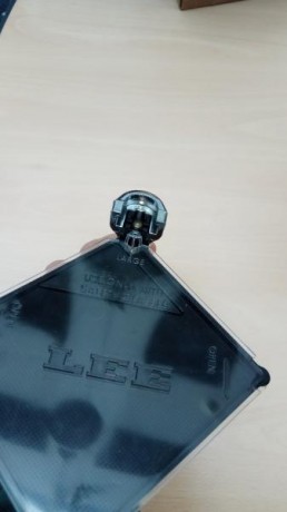 Se vende sin apenas uso, empistonador manual de la Marca LEE con el shell Holder para calibre 308w y 9mm,
con 10