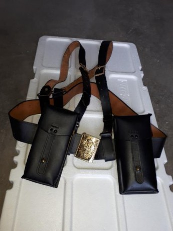 Vendo conjunto de correaje, porta cargadores dobles y cinto NUEVOS (todo lo de la foto) por 100 € mas 00