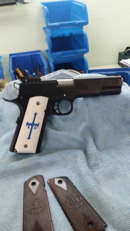 Cachas para 1911 se pueden hacer con diferentes colores y logos 
  Aclaro de momento tememos unos cuantos 71