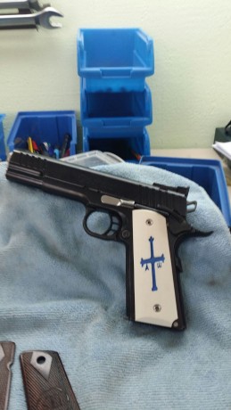 Cachas para 1911 se pueden hacer con diferentes colores y logos 
  Aclaro de momento tememos unos cuantos 70