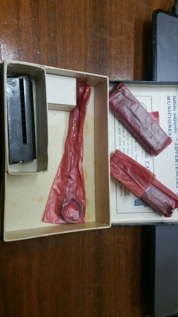 VENDIDOCAJA original como nueva, de ASTRA 300 con 3 cargadores ,2 nuevos y uno usado y 2 baquetas originales 00