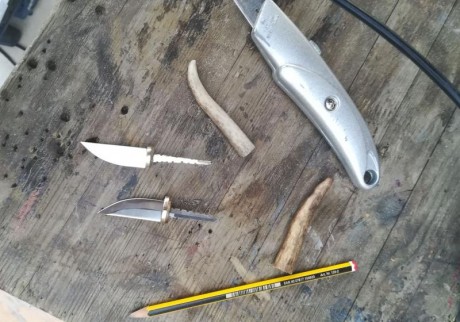 Hola. Tenía yo ganas de meterle mano a las hojas Lauri en 4,2 cm, esas de cuchillo de cuello o de bolsillo. 02