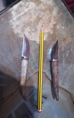 Hola. Tenía yo ganas de meterle mano a las hojas Lauri en 4,2 cm, esas de cuchillo de cuello o de bolsillo. 01