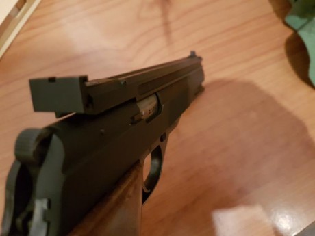 Se vende pistola Astra calibre 22 LR, con un cargador, bien cuidada, precio 100 euros, guiada en F, en 00