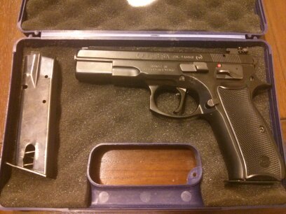 Hola amigos! ya que se muestran tantas armas buenas creo que a los propietarios de una cz 75 se nos tendría 21