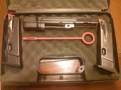 Hola amigos! ya que se muestran tantas armas buenas creo que a los propietarios de una cz 75 se nos tendría 20
