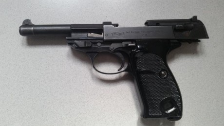 La P38 fue la primera pistola con recámara acerrojada que empleó un gatillo de doble acción. La anterior 01