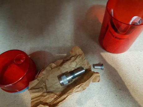 Es para pasar las balas completas por el cuarto die. Este es para el 40mm
25 portes incluidos. 00