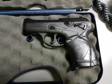 Un compañero vende una Beretta 9000 S, ha sido portada pero apenas ha disparado ni 200 tiros. Pasó número 01