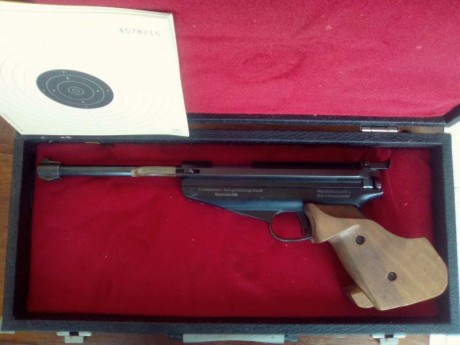 Pistola Feinwerkbau 65 de aire comprimido, con cacha anatómica y maletín original. Sin uso. Buen estado 01