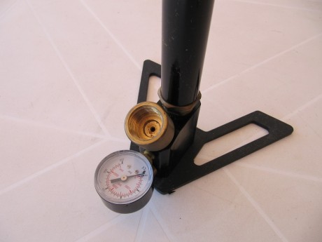Vendo bomba manual, sin uso para botellas de aire comprimido. Precio 80 euros. 02