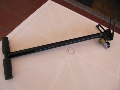 Vendo bomba manual, sin uso para botellas de aire comprimido. Precio 80 euros. 00