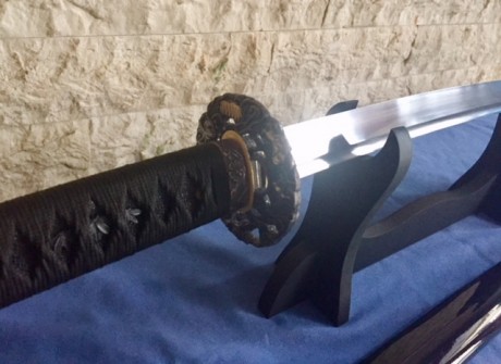 Katana totalmente funcional. Acero 1060 al carbono. Hoja pulida y afilada. Tsuba de hierro y tsuka de 00
