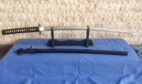 Katana totalmente funcional. Acero 1060 al carbono. Hoja pulida y afilada. Tsuba de hierro y tsuka de 01
