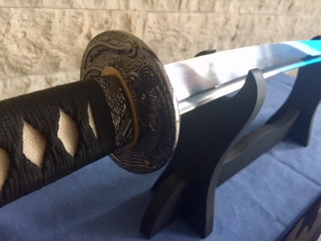 Katana totalmente funcional. Acero 1060 al carbono. Hoja pulida y afilada. Tsuba de hierro y tsuka de 00