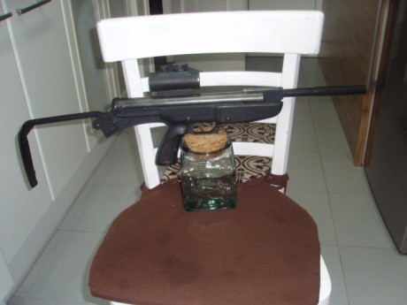 Hola.
Una Gamo 68 muy modificada.
calibre 4,5.
Nulo esfuerzo para quebrar el cañón.
Funciona perfectamente,punto 01