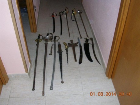 Estos son mi sables, uno de Oficial ya no le tengo, lo vendí, entre ellos ellos dos espadas, un DHA BIRMANO 00