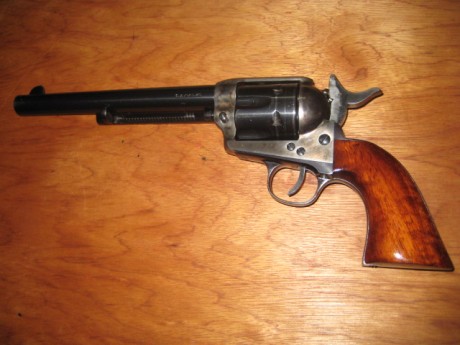 Hola, Vendo Revólver Uberti Cattleman del 45 LC, de 7,5 pulgadas y calibre 45LC, guiado en F, precio 250 01