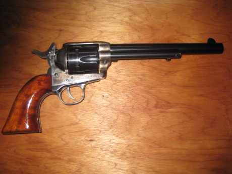Hola, Vendo Revólver Uberti Cattleman del 45 LC, de 7,5 pulgadas y calibre 45LC, guiado en F, precio 250 00
