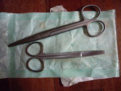 Vendo un lote de 4 tijeras, 2 de oficina, y 2 de acero quirurgico.
Las 4 estan practicamente sin uso, 01