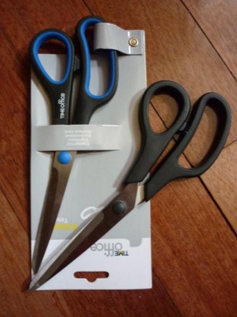 Vendo un lote de 4 tijeras, 2 de oficina, y 2 de acero quirurgico.
Las 4 estan practicamente sin uso, 00