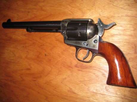 Pues eso, vendo Uberti Cattleman de 7,5 pulgadas, calibre 44-40, muy pocos tiros, precio 300€, Rebajado 12