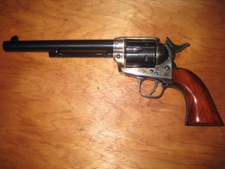 Hola, Vendo Revólver Uberti Cattleman del 45 LC, de 7,5 pulgadas y calibre 45LC, guiado en F, precio 250 11