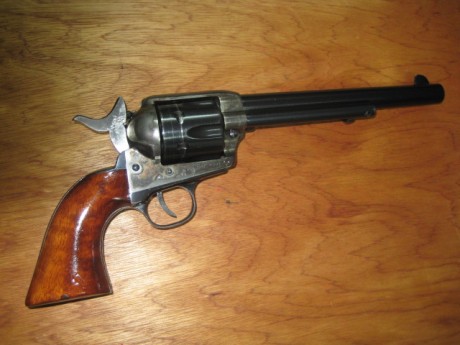 Hola, Vendo Revólver Uberti Cattleman del 45 LC, de 7,5 pulgadas y calibre 45LC, guiado en F, precio 250 10