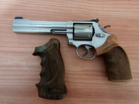 Vendo revolver Smith&Wesson 686 Target Champion
Adjunto fotos.
Muy bien conservado.
El arma se puede 02