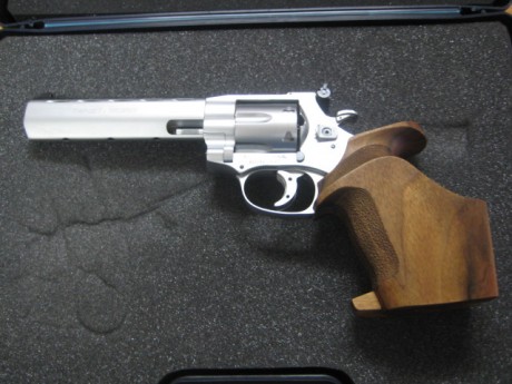 Vendo este bonito revólver del 32, en estado seminuevo, con maletín original.

Interesados, TL-WhatsApp 00